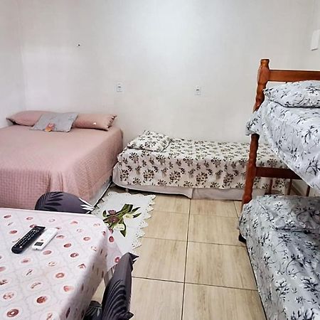 KITNET S1 em TORRES-RS - ÓTIMO CUSTO BENEFICIO na mais bela praia Gaúcha - Cozinha - Banheiro - Ar condicionado - TV e Wi-Fi - Estacionamento - Acomoda até 5 pessoas - Anfitriã Superhost no BnB Exterior foto