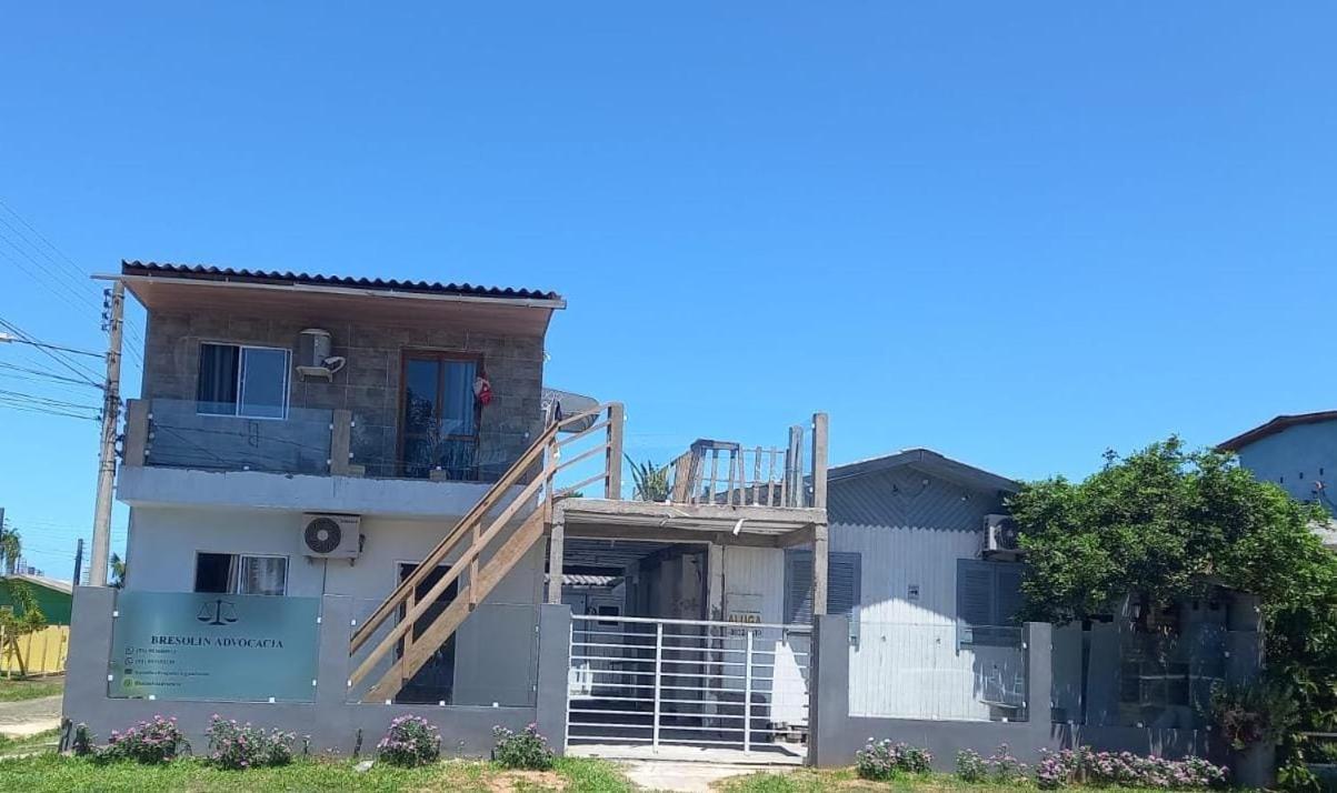 KITNET S1 em TORRES-RS - ÓTIMO CUSTO BENEFICIO na mais bela praia Gaúcha - Cozinha - Banheiro - Ar condicionado - TV e Wi-Fi - Estacionamento - Acomoda até 5 pessoas - Anfitriã Superhost no BnB Exterior foto