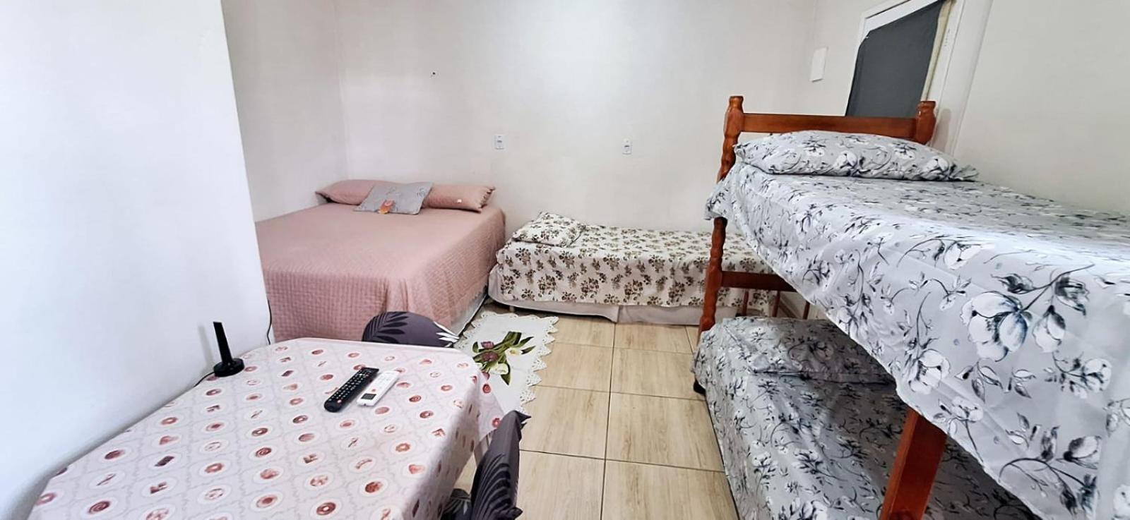 KITNET S1 em TORRES-RS - ÓTIMO CUSTO BENEFICIO na mais bela praia Gaúcha - Cozinha - Banheiro - Ar condicionado - TV e Wi-Fi - Estacionamento - Acomoda até 5 pessoas - Anfitriã Superhost no BnB Exterior foto