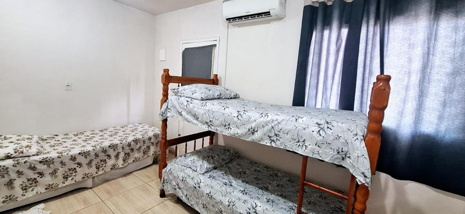 KITNET S1 em TORRES-RS - ÓTIMO CUSTO BENEFICIO na mais bela praia Gaúcha - Cozinha - Banheiro - Ar condicionado - TV e Wi-Fi - Estacionamento - Acomoda até 5 pessoas - Anfitriã Superhost no BnB Exterior foto